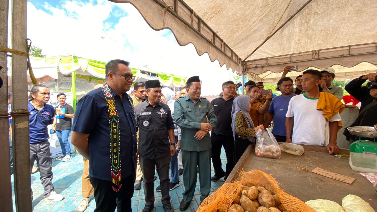 Peninjauan langsung pelaksanaan Gerakan Pangan Murah di Kecamatan Loa Kulu jelang Hari Raya Iduladha.