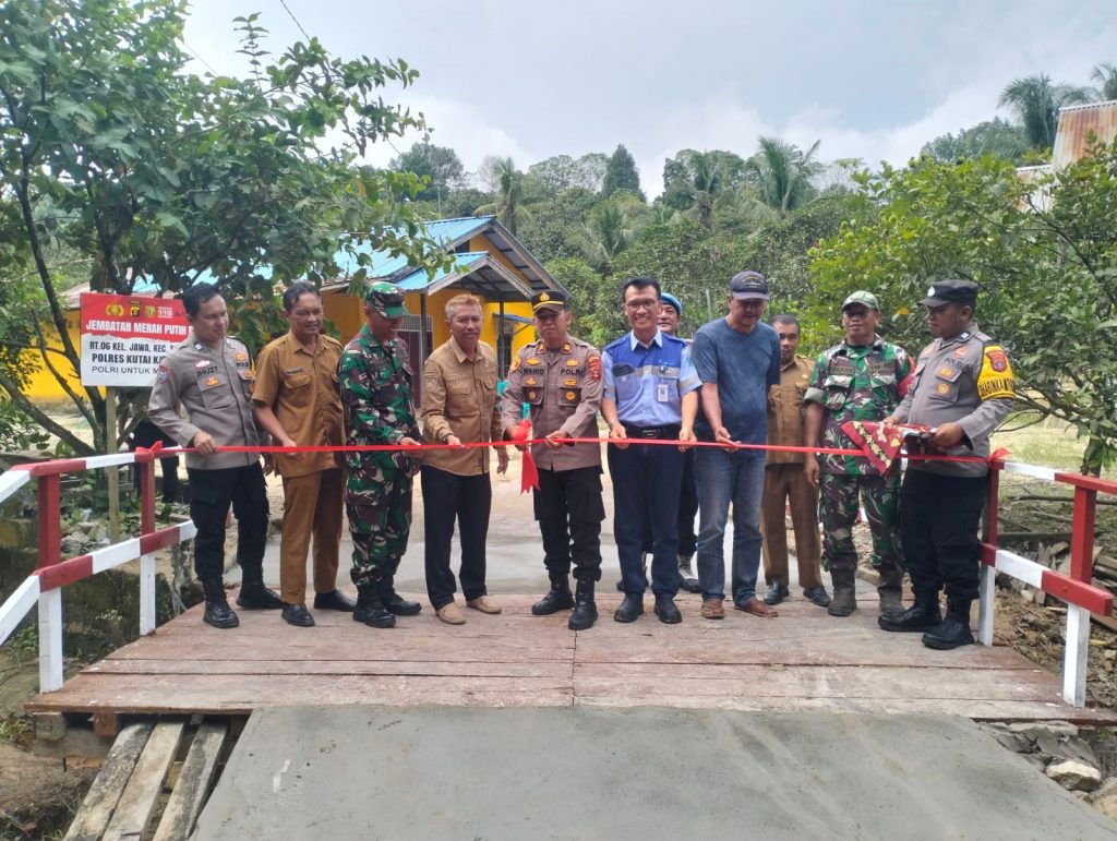 Jembatan Merah Putih Presisi di Gang Keluarga, Kelurahan Jawa, Sangasanga resmi diresmikan, Selasa (5/5/2026).