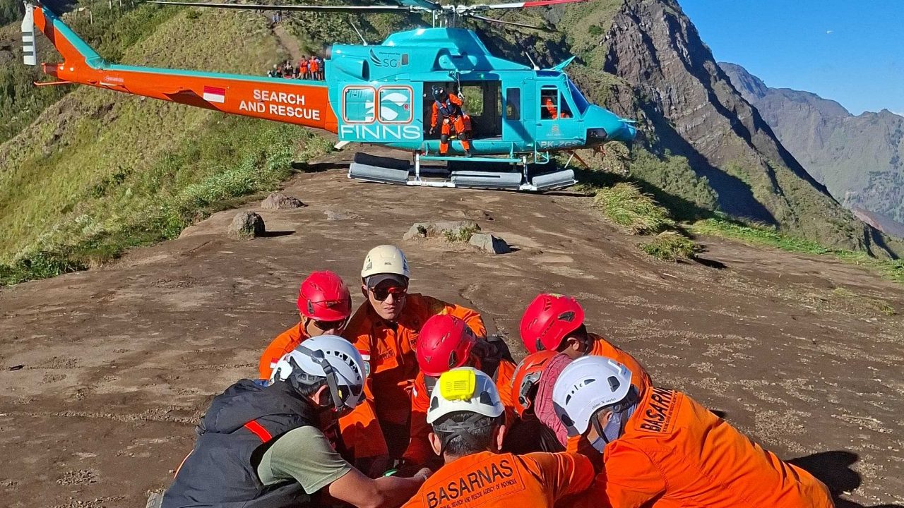 Proses evakuasi pendaki asal Malaysia di Gunung Rinjani.