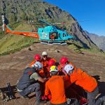 Proses evakuasi pendaki asal Malaysia di Gunung Rinjani.