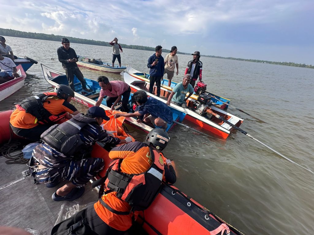 Evakuasi jenazah nelayan oleh tim SAR gabungan di perairan Muara Badak Ulu, Kutai Kartanegara, Jumat (1/5/2026).