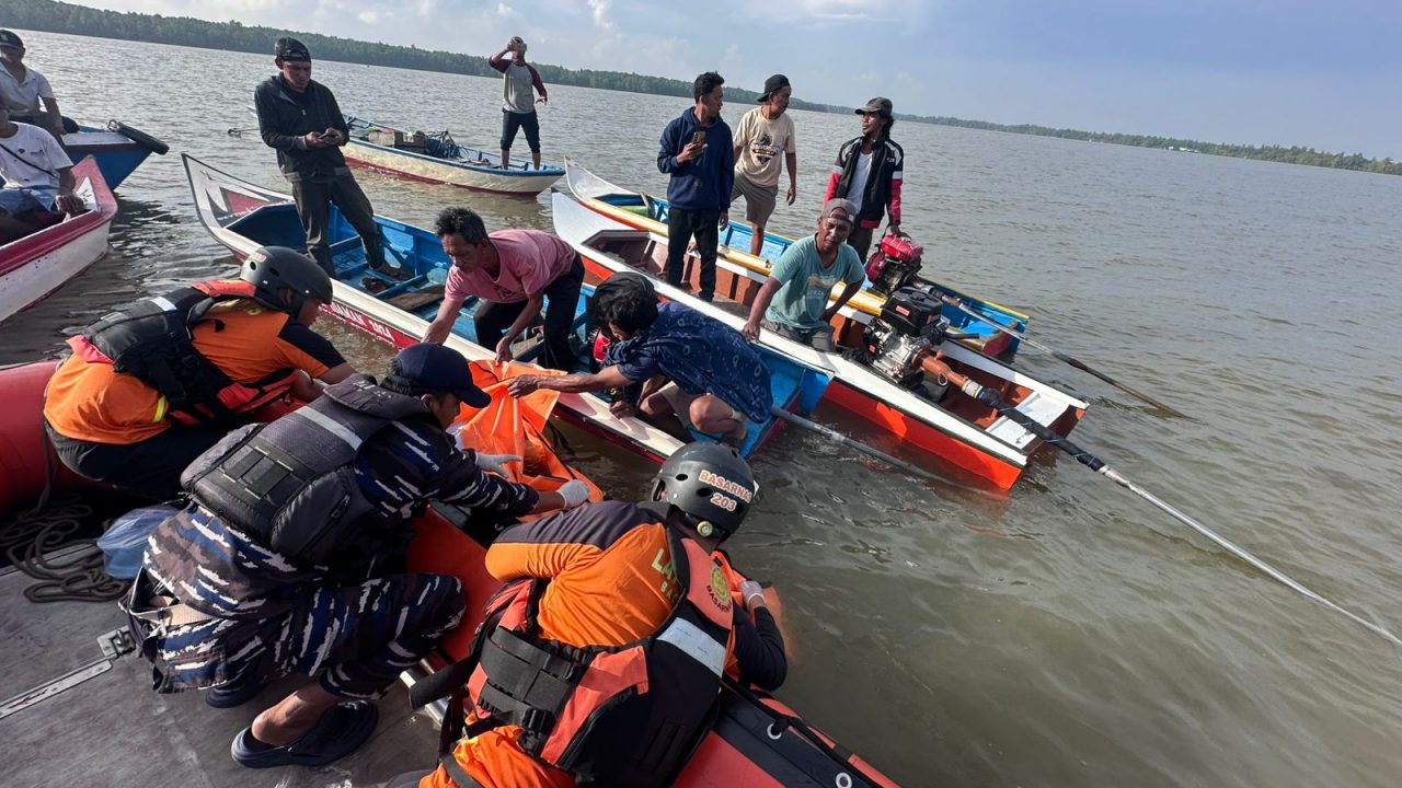 Evakuasi jenazah nelayan oleh tim SAR gabungan di perairan Muara Badak Ulu, Kutai Kartanegara, Jumat (1/5/2026).