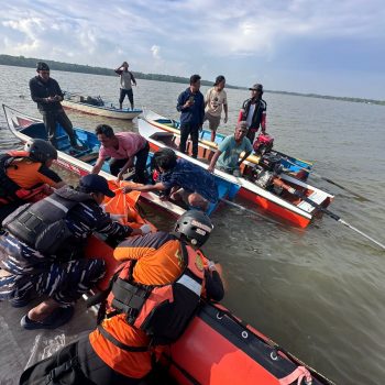 Evakuasi jenazah nelayan oleh tim SAR gabungan di perairan Muara Badak Ulu, Kutai Kartanegara, Jumat (1/5/2026).