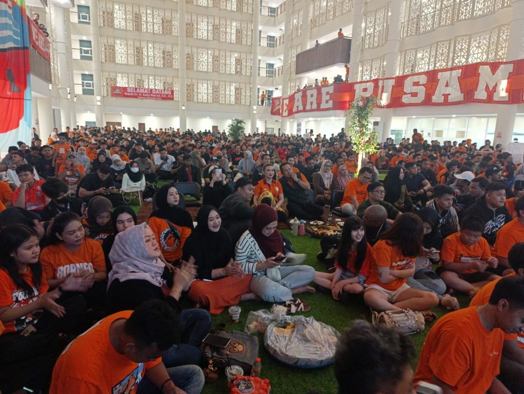 Gubernur Kaltim, Rudy Mas'ud, bersama istrinya Sarifah Suraidah menghadiri acara nobar Borneo FC bersama ribuan Pusamania.
