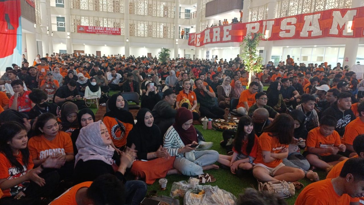 Gubernur Kaltim, Rudy Mas'ud, bersama istrinya Sarifah Suraidah menghadiri acara nobar Borneo FC bersama ribuan Pusamania.