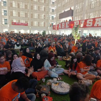 Gubernur Kaltim, Rudy Mas'ud, bersama istrinya Sarifah Suraidah menghadiri acara nobar Borneo FC bersama ribuan Pusamania.