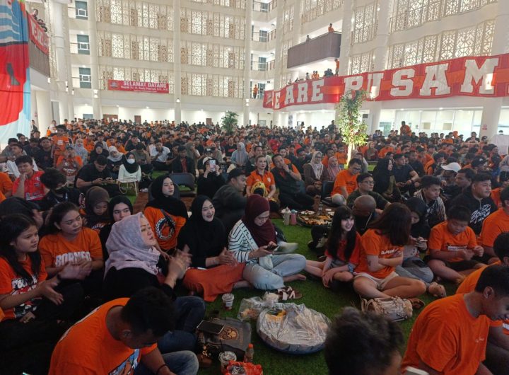 Gubernur Kaltim, Rudy Mas'ud, bersama istrinya Sarifah Suraidah menghadiri acara nobar Borneo FC bersama ribuan Pusamania.