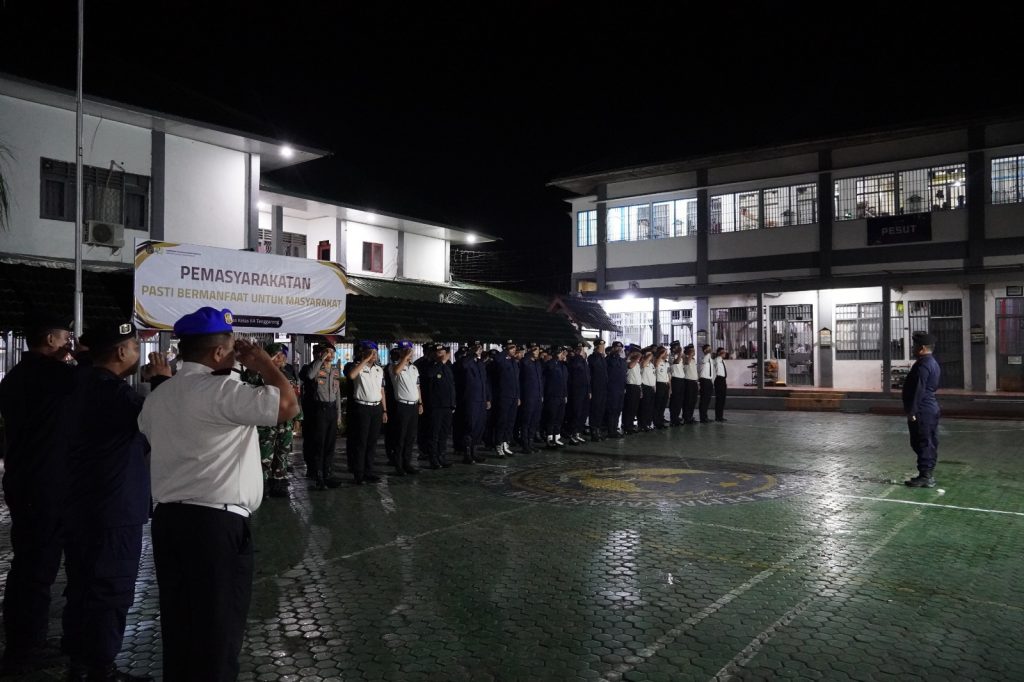 Petugas gabungan menggelar razia besar-besaran di seluruh blok hunian warga binaan pada Jumat (8/5/2026) dini hari. (Dok. Humas Lapas Kelas IIA Tenggarong)
