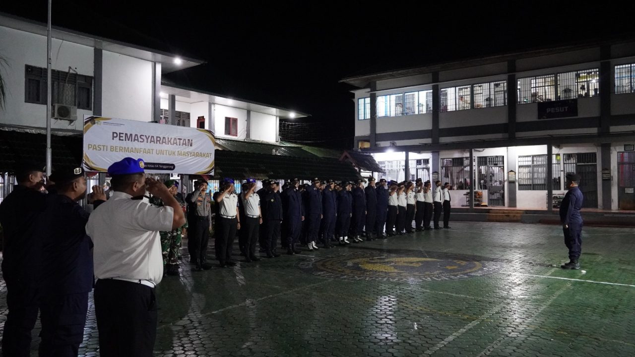 Petugas gabungan menggelar razia besar-besaran di seluruh blok hunian warga binaan pada Jumat (8/5/2026) dini hari. (Dok. Humas Lapas Kelas IIA Tenggarong)