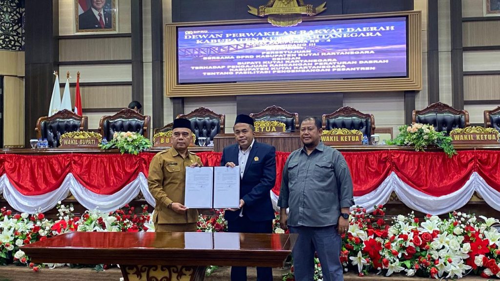 DPRD Kukar resmi menetapkan dua Raperda menjadi Perda dalam Rapat Paripurna Masa Sidang III, Senin (11/5/2026).