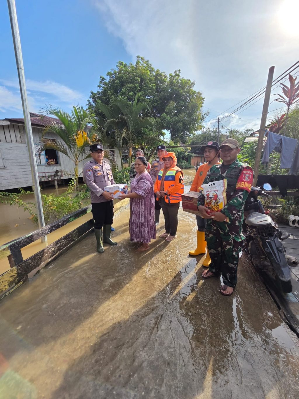 Penyaluran bantuan logistik bagi warga terdampak banjir di Desa Nehas Liah Bing.