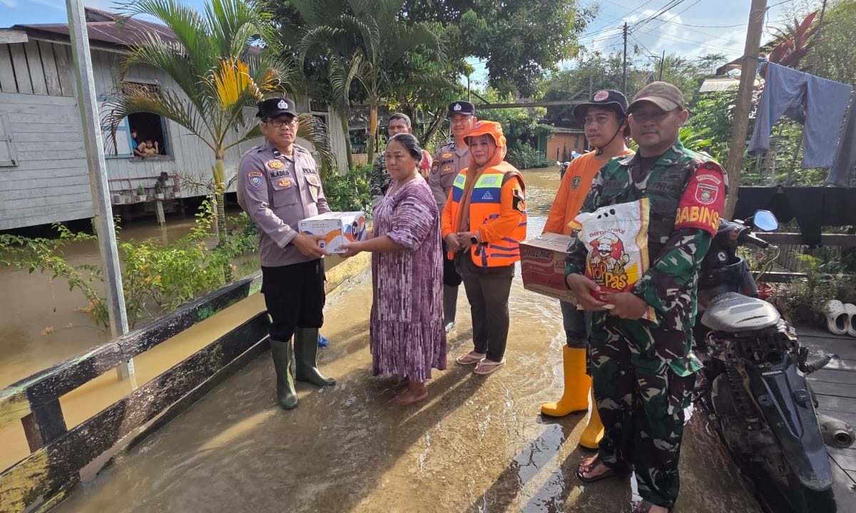 Penyaluran bantuan logistik bagi warga terdampak banjir di Desa Nehas Liah Bing.