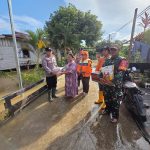 Penyaluran bantuan logistik bagi warga terdampak banjir di Desa Nehas Liah Bing.