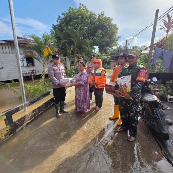 Penyaluran bantuan logistik bagi warga terdampak banjir di Desa Nehas Liah Bing.