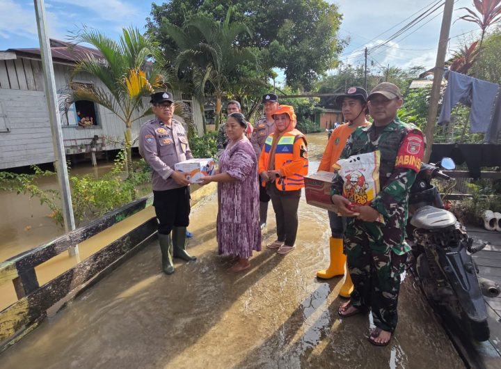 Penyaluran bantuan logistik bagi warga terdampak banjir di Desa Nehas Liah Bing.