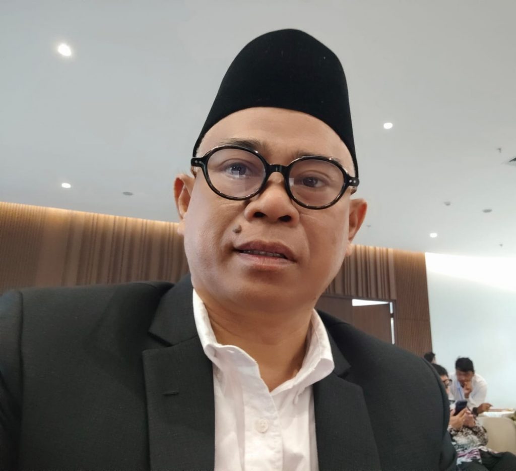 Ketua Satgas Gratispol Universitas Mulia, Sumardi, saat diwawancarai terkait pelaksanaan program pendidikan Gratispol di Balikpapan.