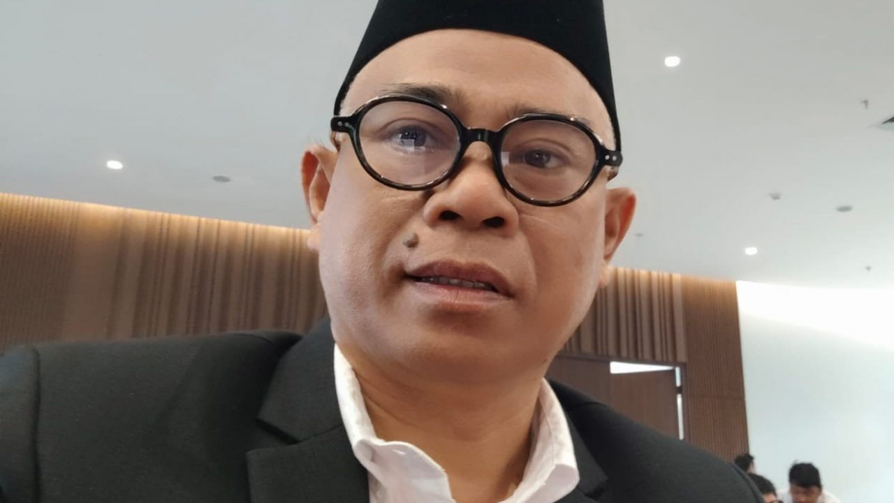 Ketua Satgas Gratispol Universitas Mulia, Sumardi, saat diwawancarai terkait pelaksanaan program pendidikan Gratispol di Balikpapan.