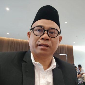 Ketua Satgas Gratispol Universitas Mulia, Sumardi, saat diwawancarai terkait pelaksanaan program pendidikan Gratispol di Balikpapan.