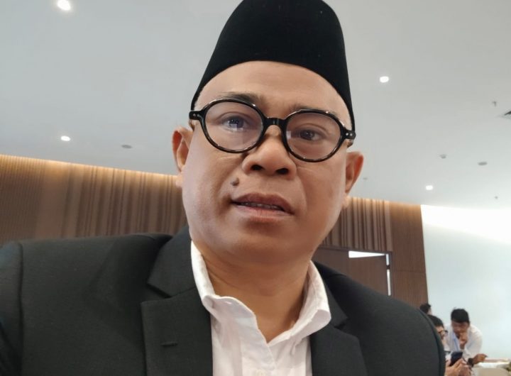 Ketua Satgas Gratispol Universitas Mulia, Sumardi, saat diwawancarai terkait pelaksanaan program pendidikan Gratispol di Balikpapan.