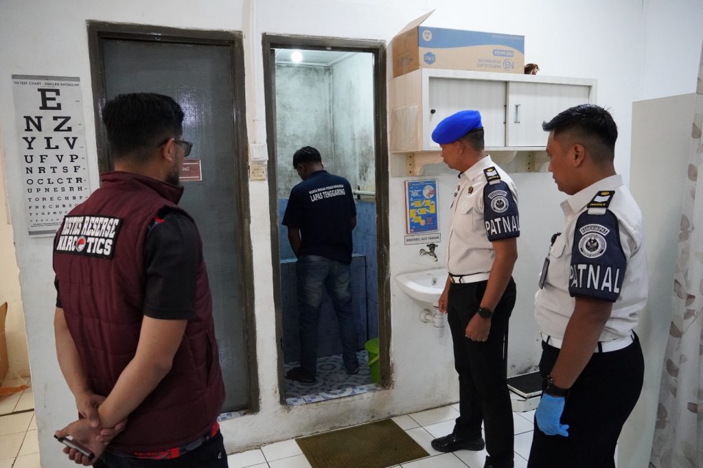 Lapas Kelas IIA Tenggarong menggelar tes urine mendadak bagi warga binaan dan petugas sebagai tindak lanjut komitmen Zero Halinar, Jumat (8/5/2026). (Dok. Humas Lapas Kelas IIA Tenggarong)
