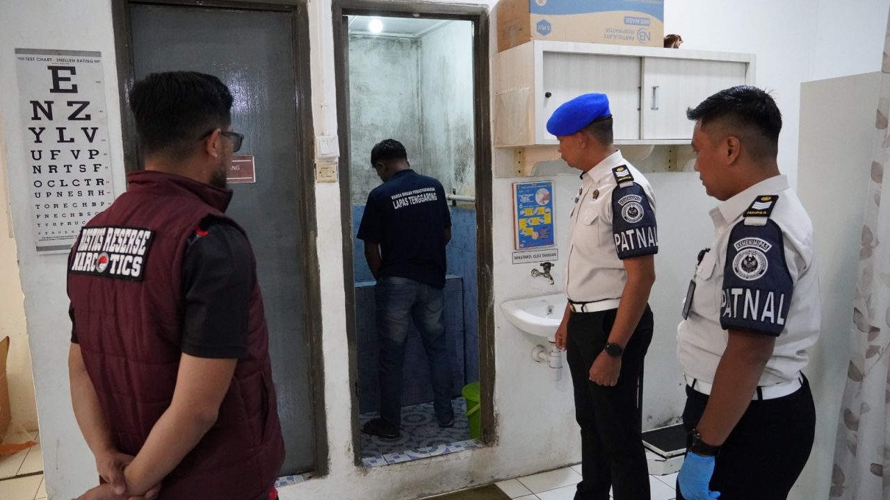 Lapas Kelas IIA Tenggarong menggelar tes urine mendadak bagi warga binaan dan petugas sebagai tindak lanjut komitmen Zero Halinar, Jumat (8/5/2026). (Dok. Humas Lapas Kelas IIA Tenggarong)
