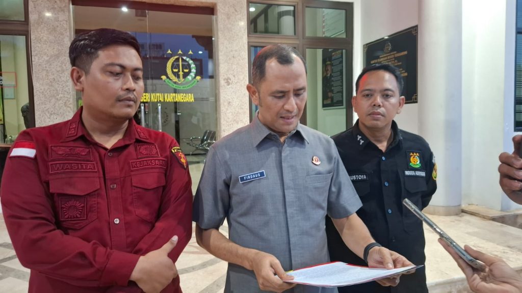 Kepala Kejari Kukar Tengku Firdaus (tengah) didampingi Kasi Pidsus I Nyoman Wasita Triantara (kiri) dan Kasi Intelijen Ali Mustofa (kanan), saat konferensi pers dugaan korupsi kredit mikro.