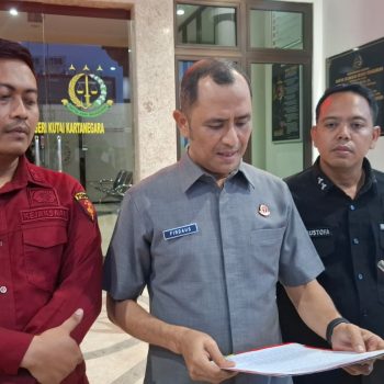 Kepala Kejari Kukar Tengku Firdaus (tengah) didampingi Kasi Pidsus I Nyoman Wasita Triantara (kiri) dan Kasi Intelijen Ali Mustofa (kanan), saat konferensi pers dugaan korupsi kredit mikro.