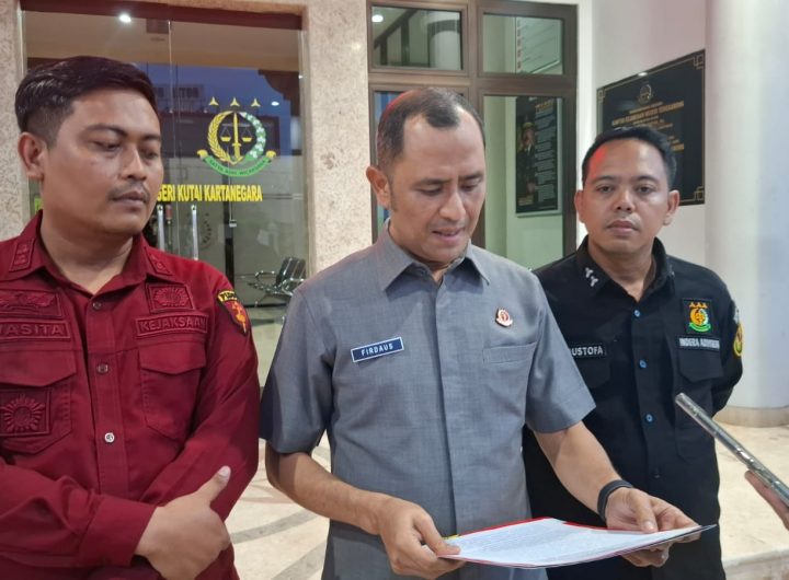 Kepala Kejari Kukar Tengku Firdaus (tengah) didampingi Kasi Pidsus I Nyoman Wasita Triantara (kiri) dan Kasi Intelijen Ali Mustofa (kanan), saat konferensi pers dugaan korupsi kredit mikro.