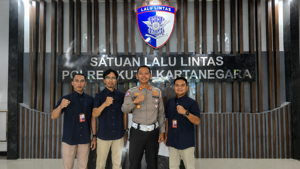 Kasatlantas Polres Kutai Kartanegara, AKP Ahmad Fandoli, bersama perwakilan IESPA Kukar.