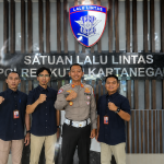Kasatlantas Polres Kutai Kartanegara, AKP Ahmad Fandoli, bersama perwakilan IESPA Kukar.