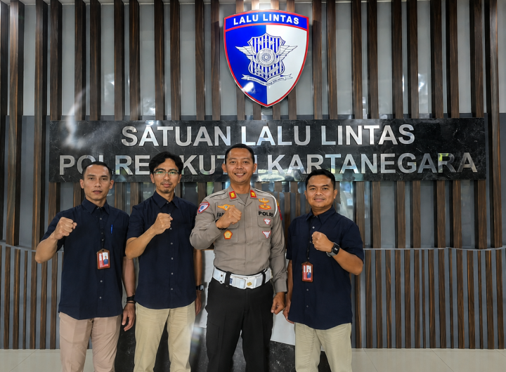 Kasatlantas Polres Kutai Kartanegara, AKP Ahmad Fandoli, bersama perwakilan IESPA Kukar.