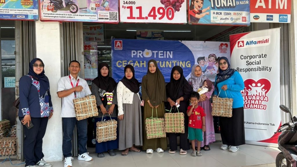 Alfamidi Cabang Samarinda menyalurkan bantuan gizi melalui Program Protein Cegah Stunting kepada balita yang terindikasi stunting.