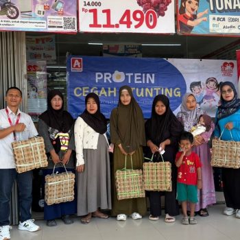 Alfamidi Cabang Samarinda menyalurkan bantuan gizi melalui Program Protein Cegah Stunting kepada balita yang terindikasi stunting.