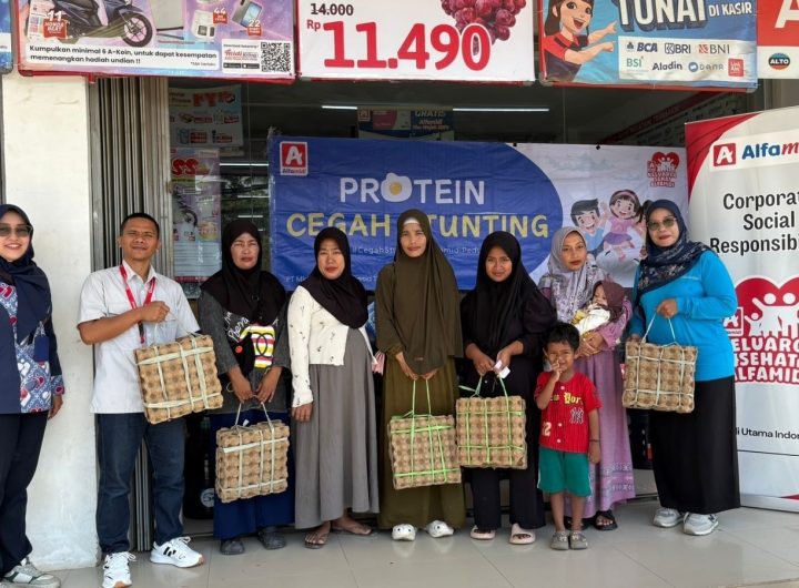 Alfamidi Cabang Samarinda menyalurkan bantuan gizi melalui Program Protein Cegah Stunting kepada balita yang terindikasi stunting.
