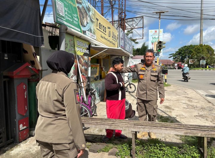 Petugas Satpol PP Kukar menertibkan seorang badut yang beraktivitas di kawasan lampu merah Simpang Unikarta, Tenggarong, Senin (22/6/2026).