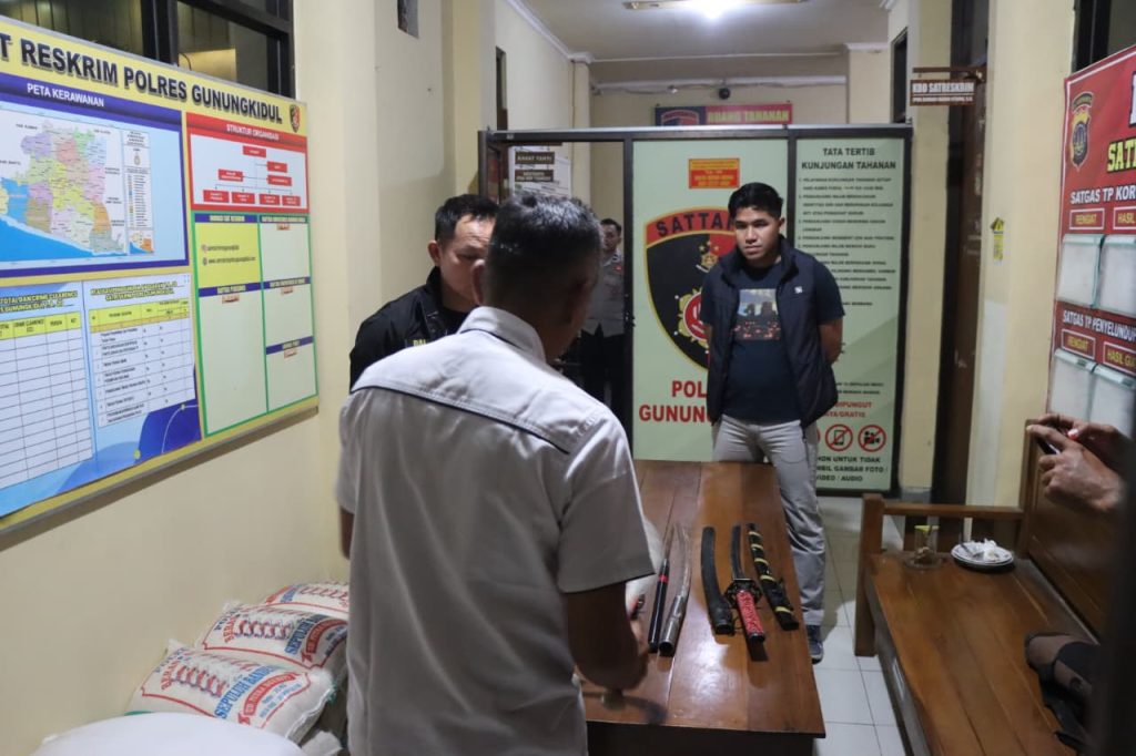Barang bukti senjata tajam yang diamankan Satreskrim Polres Gunungkidul dari dua debt collector.