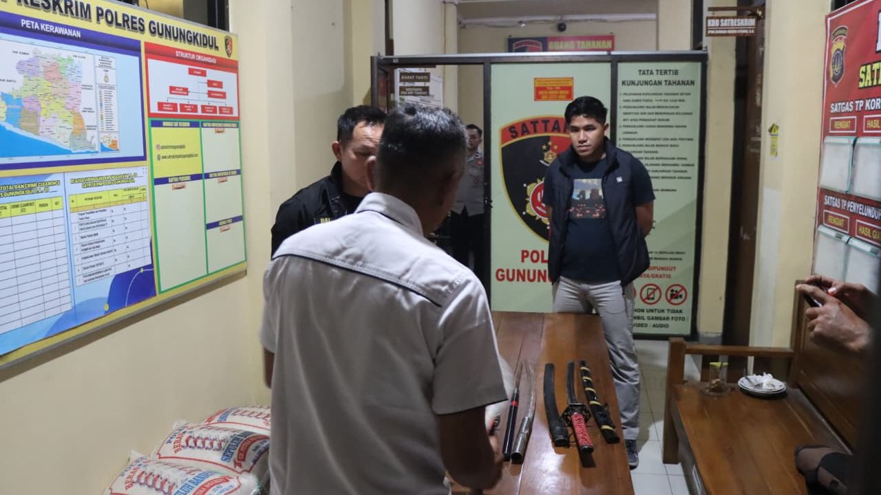 Barang bukti senjata tajam yang diamankan Satreskrim Polres Gunungkidul dari dua debt collector.