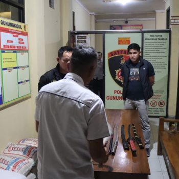 Barang bukti senjata tajam yang diamankan Satreskrim Polres Gunungkidul dari dua debt collector.