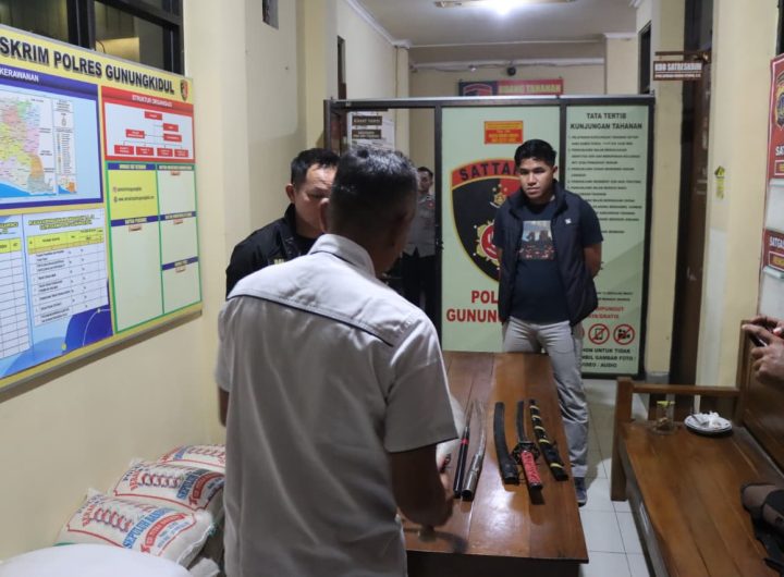 Barang bukti senjata tajam yang diamankan Satreskrim Polres Gunungkidul dari dua debt collector.