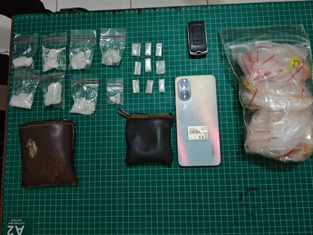 Sejumlah barang bukti pendukung peredaran sabu berhasil diamankan petugas.