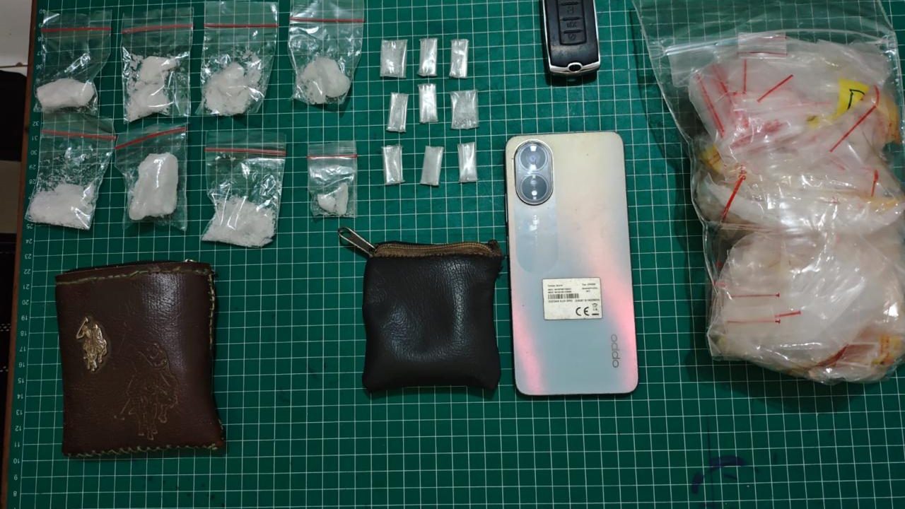 Sejumlah barang bukti pendukung peredaran sabu berhasil diamankan petugas.