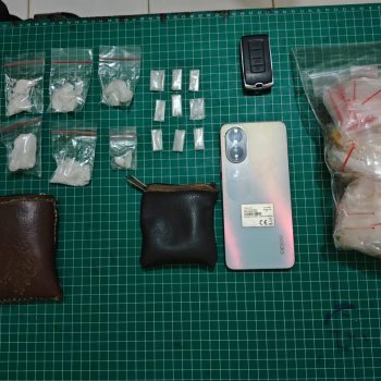 Sejumlah barang bukti pendukung peredaran sabu berhasil diamankan petugas.