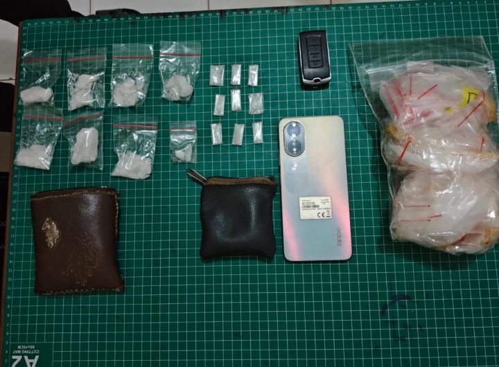 Sejumlah barang bukti pendukung peredaran sabu berhasil diamankan petugas.