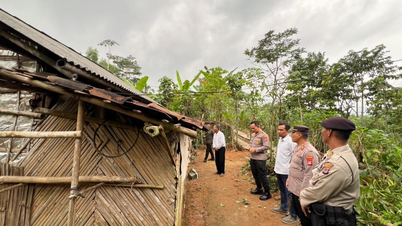 Peninjauan langsung proses pembangunan rumah Mbah Waluyo di Padukuhan Klepu, Ponjong, Sabtu (13/6/2026).