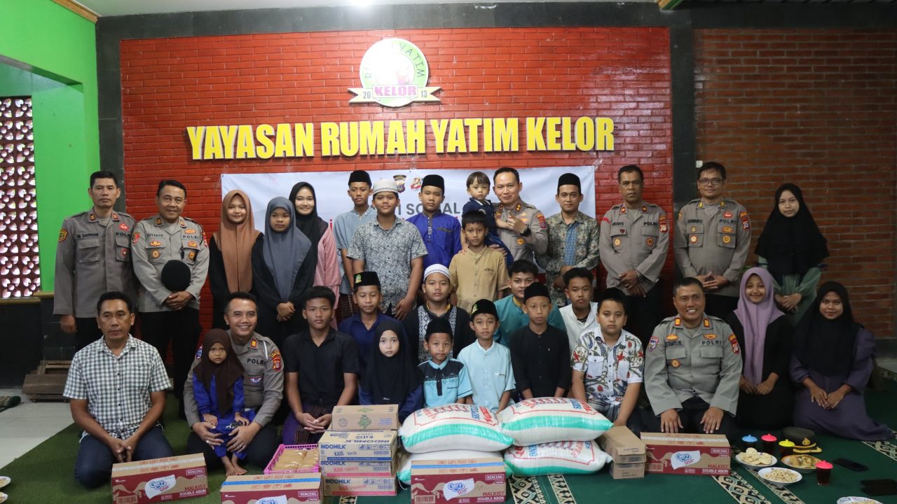 Jajaran Polres Gunungkidul berfoto bersama anak-anak asuh Yayasan Rumah Yatim Kelor usai penyerahan bantuan sosial.