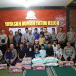 Jajaran Polres Gunungkidul berfoto bersama anak-anak asuh Yayasan Rumah Yatim Kelor usai penyerahan bantuan sosial.