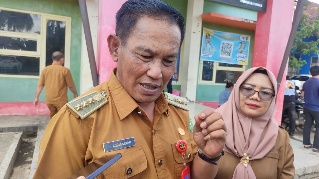 Camat Loa Kulu Adriansyah saat memberikan keterangan terkait kesiapan pelaksanaan Program RT Ku Terbaik di wilayah Kecamatan Loa Kulu.