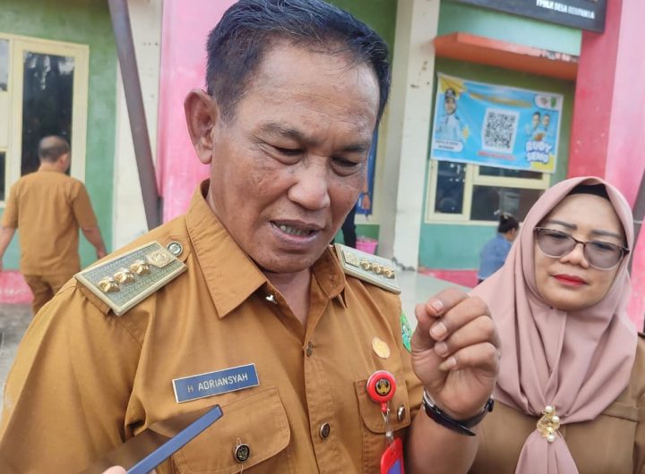 Camat Loa Kulu Adriansyah saat memberikan keterangan terkait kesiapan pelaksanaan Program RT Ku Terbaik di wilayah Kecamatan Loa Kulu.
