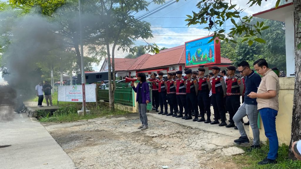 Mahasiswa BEM Unikarta menggelar aksi demonstrasi di depan Kantor DLHK Kutai Kartanegara, Rabu (3/6/2026).