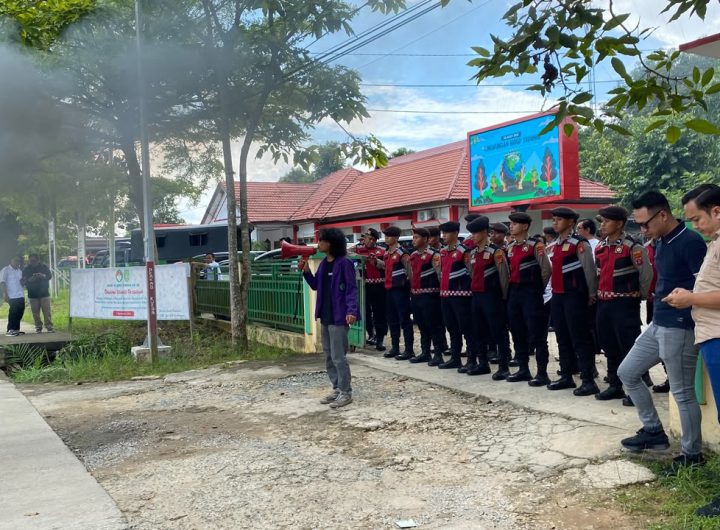 Mahasiswa BEM Unikarta menggelar aksi demonstrasi di depan Kantor DLHK Kutai Kartanegara, Rabu (3/6/2026).
